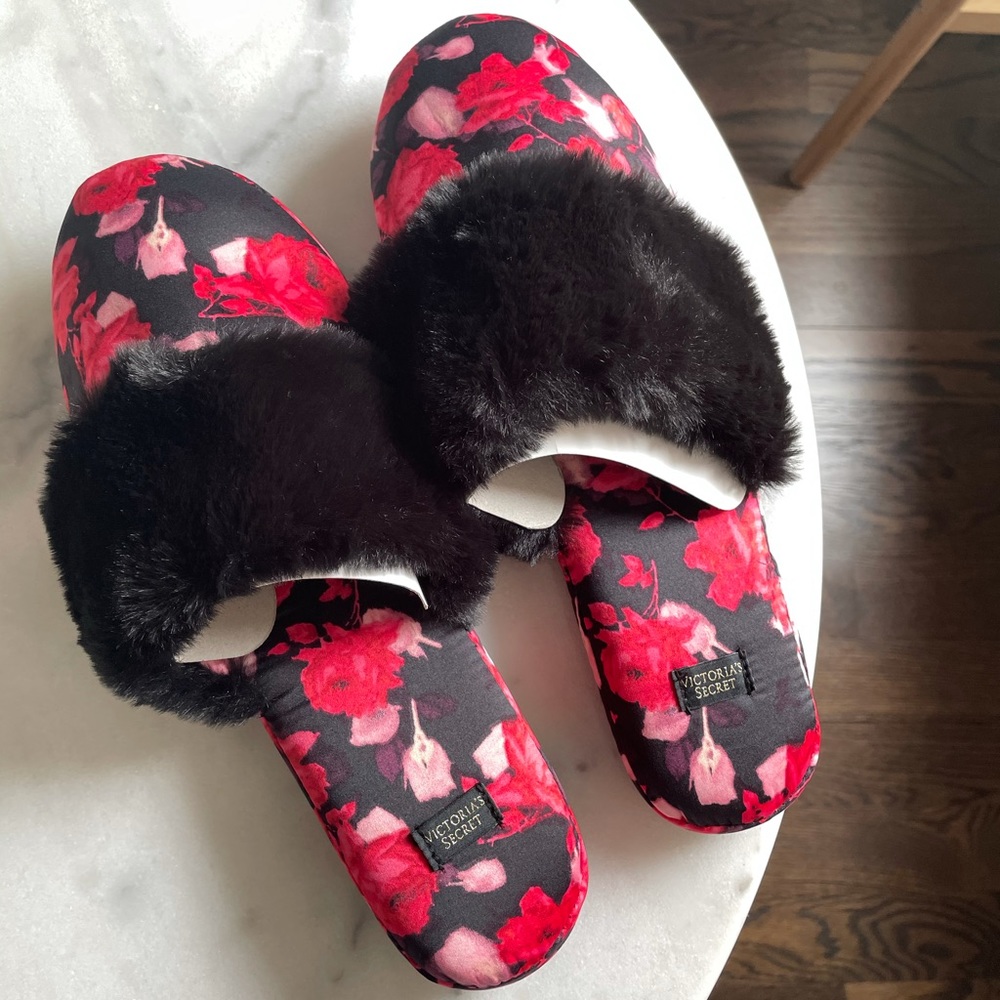 NWT Victoria Secret 🌹 Slippers (Medium Size 7-8)
